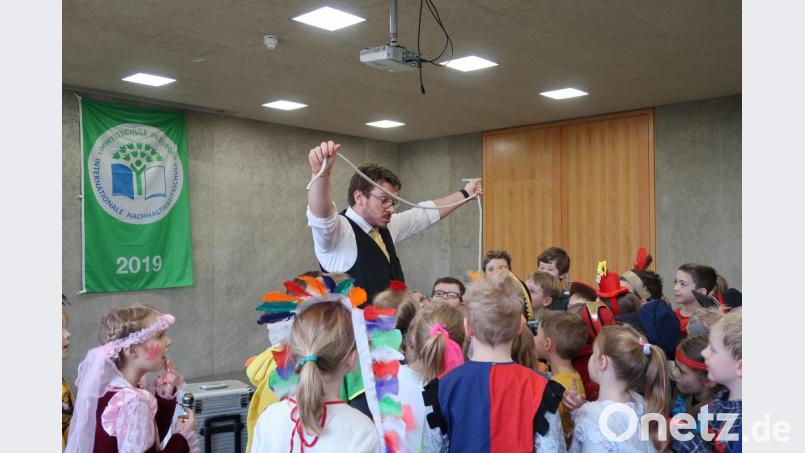Zauberer Marco Knott aus Bärnau begeistert die Kinder mit seiner Show. Bild: exb