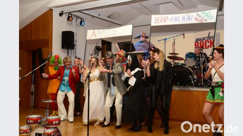 Bei der Zugabe zeigt sich die große Fangemeinde der Parksteiner &quot;Amigos&quot; (Hans Hausner, vorne links) und Heinz Rast (vorne, Dritter von links). Die Stimmung im Festsaal erreicht den Höhepunkt. Bild: bey