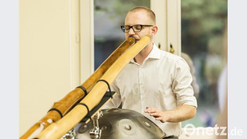 Philipp Gerisch kommt nach Brand und lädt zu einem Didgeridoo-Workshop für Anfänger ein. Bild: Matthias Ritzmann
