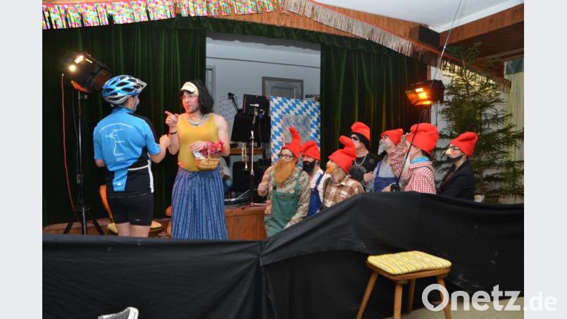 „Ich schleppe Mädchen und Autos ab und ich hab den allergrößten Zauberstab. Und das Spieglein an der Wand, sagt, ich sei die Schönste im ganzen Land.“ Biker Luis war der Auserwählte. Bild: dob