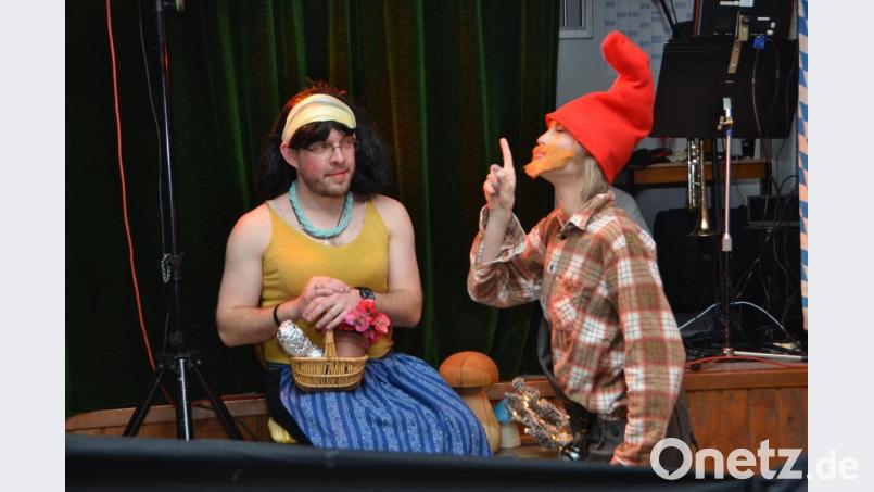 Oberzwerg Sepp verwöhnt mit Lagerbier und Kümmel. Doch auch das hilft nicht, "Schneeflittchen" zu überzeugen. Bild: dob