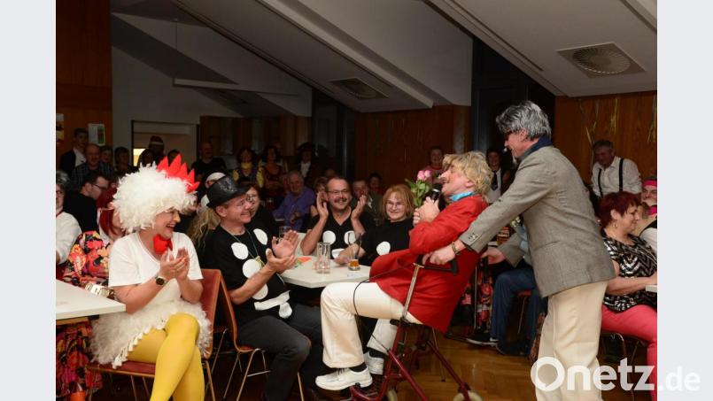 Wenn die Parksteiner &quot;Amigos&quot; ihre Rosen verteilen, bleibt kein Auge trocken weder bei den Hühnern noch beim &quot;Soli&quot; genannten Bürgermeisterkandidaten Reinhard Sollfrank.. Bild: bey