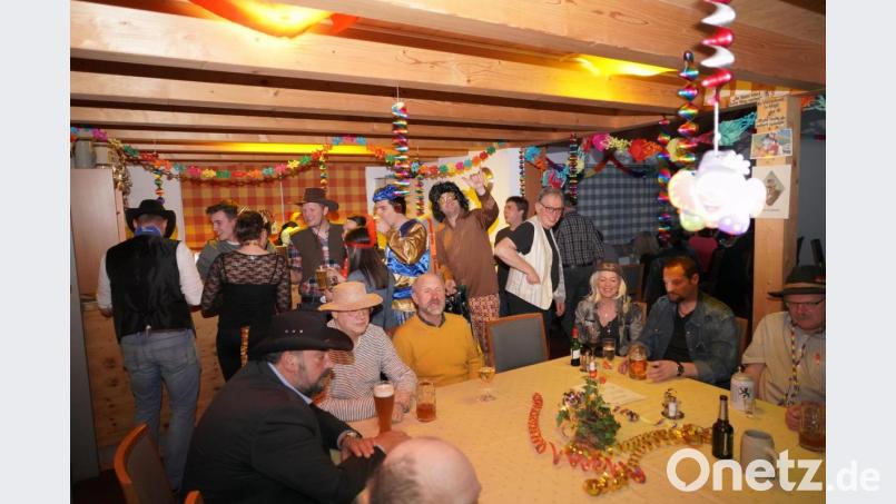 Cowboys, Indianersquaw, Bankräuber, Bienen und orientalische Gestalten belagerten zwischen „schlechtgelauntem Gemeindesheriff“ die Theke Bild: fvo