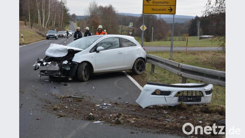 Die 20-jährige Fahrerin eines Opel geriet am Samstag ins Schleudern und steuerte an die Leitplanke. Sie und ihr Beifahrer erlitten leichte Verletzungen. Bild: jr