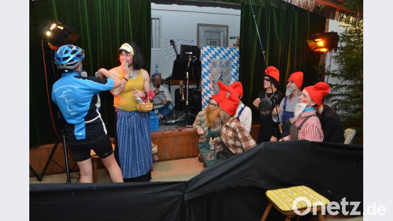 „Ich schleppe Mädchen und Autos ab, und ich hab den allergrößten Zauberstab. Und das Spieglein an der Wand, sagt, ich sei die Schönste im ganzen Land.“ Biker Luis war der Auserwählte. Bild: dob