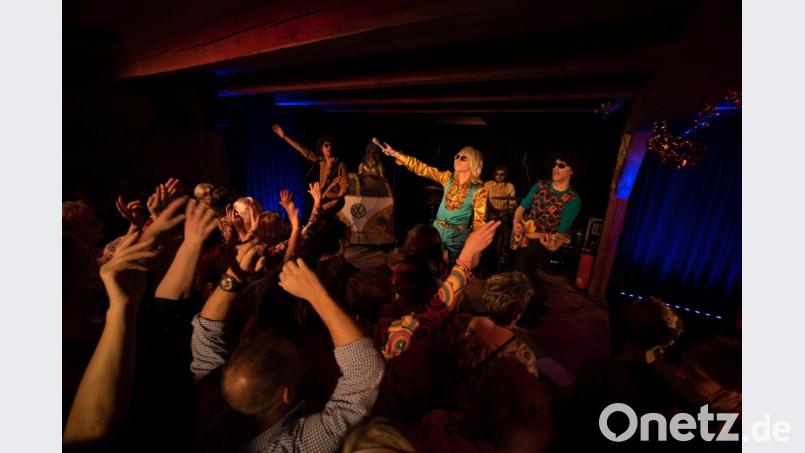 Die Golden Glitter Band bringt im Schafferhof die Stimmung zum Kochen. Bild: sne