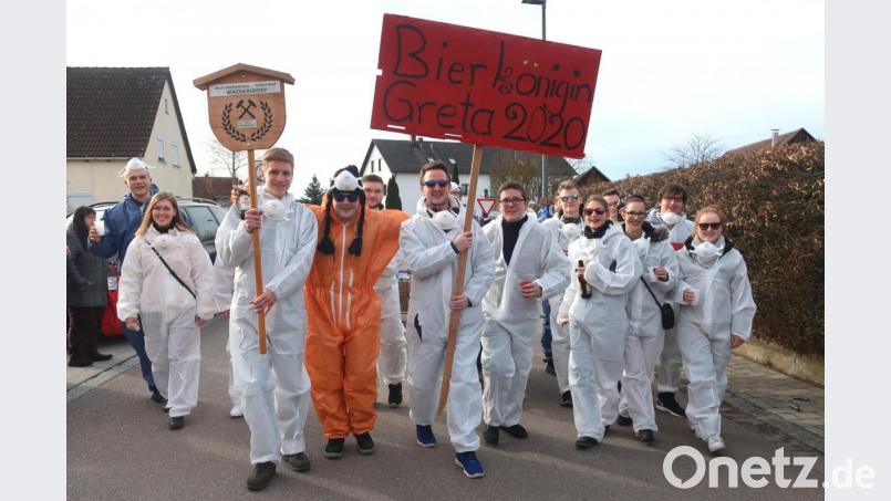 Der Burschenverein Wackersdorf mit Mädchengruppe nahm Bierkönigin &quot;Greta&quot; in die Mitte Bild: Hirsch