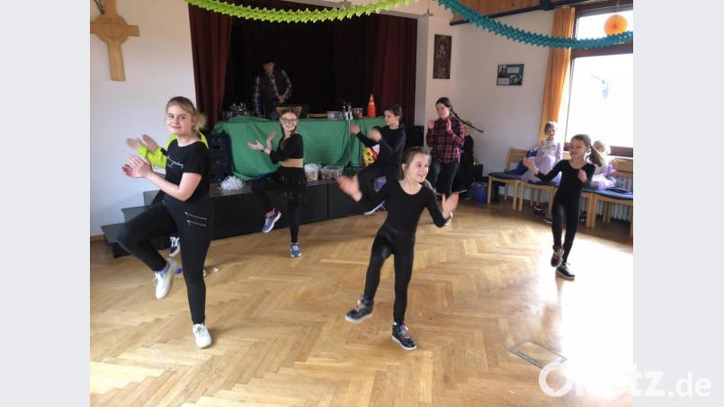 Die kleinen Faschingsfans haben sichtlich Spaß beim Kinderfasching der DJK Neuhaus. Bild: exb