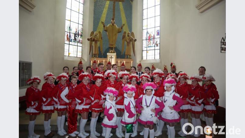 Neben Prinzengarde, Jugendgarde und Kindergarde ist auch der Elferrat zum Gottesdienst am Sonntag in St. Emmeram gekommen. Pfarrer Hubert Bartel (Zweiter von rechts) zeigt seinen Faschingsorden. Bild: wrm