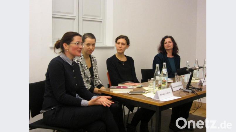 Zum tschechisch-bayerischen Literaturaustausch trafen sich Michala Čičváková, Tereza Semotamová, Kristina Pfister und Patricia Preuß (von links) im Literaturhaus Oberpfalz. Bild: aks