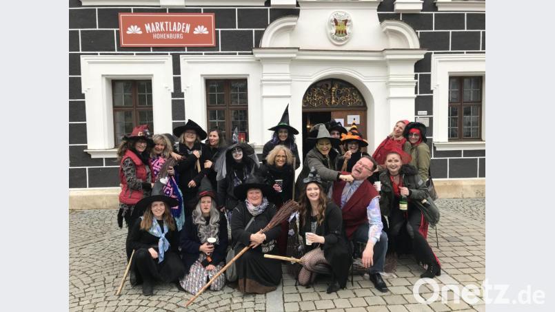 liegen kann der Hohenburger Bürgi noch nicht. Trotz mehrerer Anläufe, es den Hexen gleichzutun, stürzte er die Rathaustreppe hinunter. Doch vorher wurde ihm das Krawattl bis auf den letzten Zentimeter zurechtgestutzt. Bild: bö