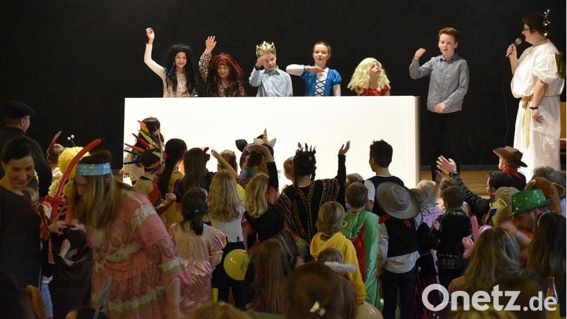 Der Kinderchor Ain Karem setzt das Märchen Aschenputtel in einem Sketch in Szene. Bild: Karl Schwemmer