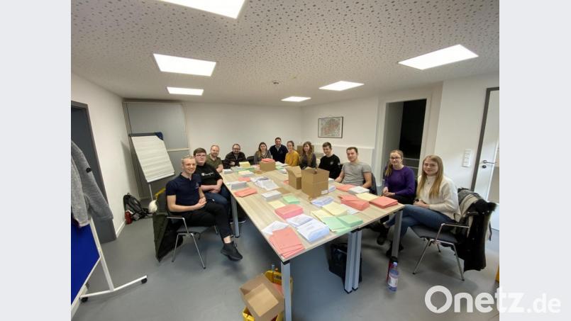 Die Azubis der Stadtverwaltung haben in einer größeren Aktion versandfertige Briefwahlunterlagen hergerichtet, damit die Bürgeranträge neben dem Tagesgeschäft rasch bearbeitet werden können. Darüber hinaus arbeiten derzeit im Einwohneramt elf Leute an der Bewältigung der Briefwahl-Anträge. Bild: Martin Schafbauer/exb