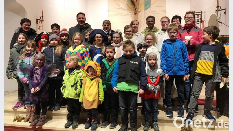 Einen gute besuchten Faschingsgottesdienst hatte das Team &quot;Familiengottesdienst&quot; unter der Leitung von Gemeindereferentin Bettina Rögner (hinten links) geplant. Pater Joy (hinten MItte) dankte herzlich. Bild: ld