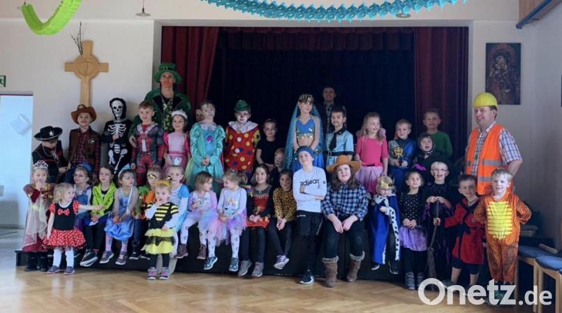 Die kleinen Faschingsfans haben sichtlich Spaß beim Kinderfasching der DJK Neuhaus. Bild: exb