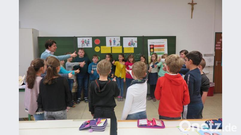 Jutta Sehm übte mit den Drittklässlern einen Rap zum Abbau von Aggressionen. Bild: jzk