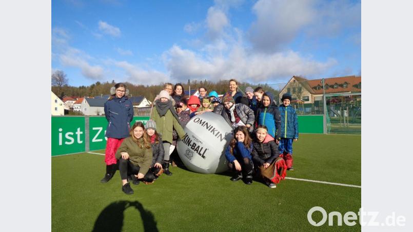 Auf dem Speinsharter Soccer-Platz wird der Kin-Ball getestet. Im Bild Schüler, Schulleiterin Gabriele Bodner sowie Vorsitzende Tanja Schertler und weitere Mitglieder des Elternbeirats. Bild: do