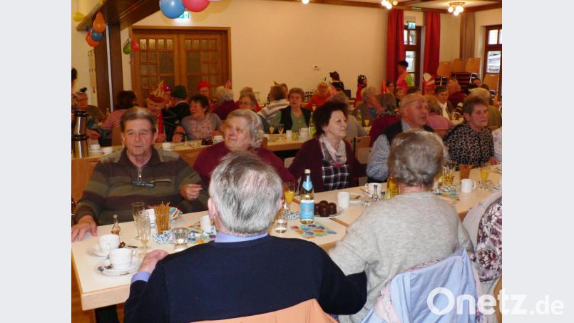 Die Musiker Gerd Retzer und Werner Meier bringen Stimmung in den Saal. Bild: lep