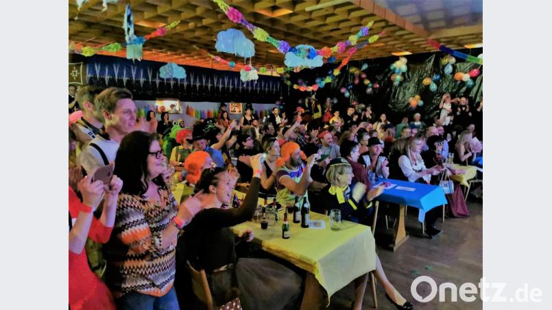 Die &quot;Puzy-Cat-Schwals&quot; und die Musiker brachten den Saal zum Beben. Bild: gz