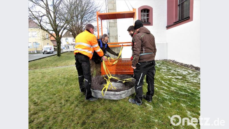 Wieder unten wird das Nest mit starken Seilen an die Kabine angehängt. Bild: ubb
