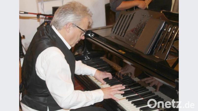 Bertelshofer am Flügel Bild: Schönberger, Ferdinand [fsb]