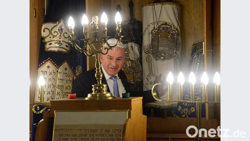 Gemeindevorsitzender Leonid Shaulov gewehrt den Weidener Genossen einen Blick auf die drei Thorarollen im Gebetsraum der Synagoge. Bild: Kunz