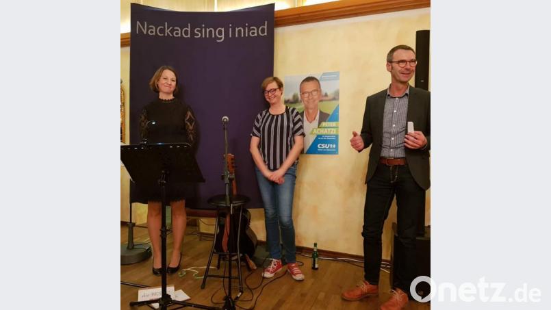 Das Duo Nackad sing i niad alias Carola Helm (links) und Daniela Ludwig (Mitte) bei der Veranstaltung des CSU-Ortsverbandes mit Bürgermeisterkandidat Peter Achatzi. Bild: rtw