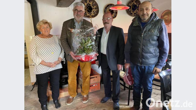 Bürgermeister Rupert Troppmann gratuliert Alfons Haas (Mitte) im Beisein des Kochs Rudolf Onda und der Nachbarin Maria-Luise Nickel zur Neueröffnung. Bild: Eichl