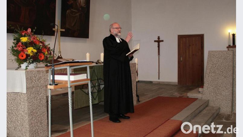 Pfarrer Martin Schlenk am Altar. Die evangelische Pfarrei beschloss nun die Abendmahlspraxis zu ändern. Archivbild: wro