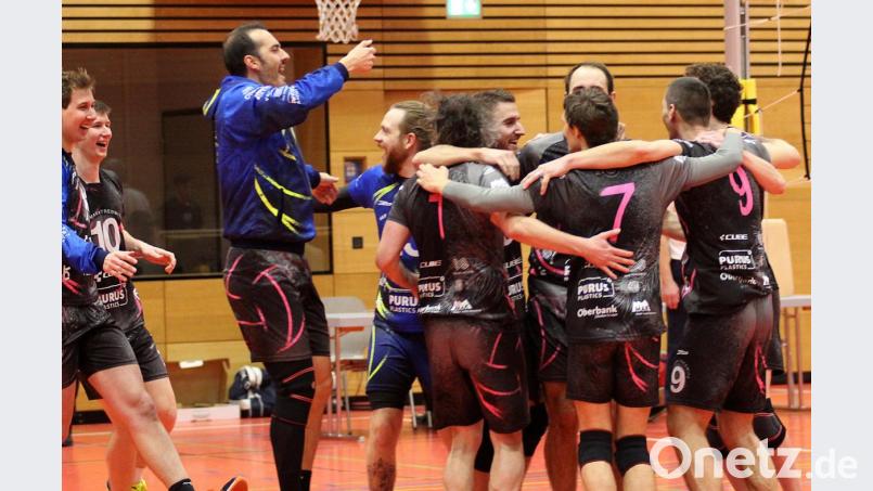 Da war die Welt noch in Ordnung: Nach dem Gewinn des zweiten Satzes war der Gewinn der Meisterschaft für die VGF Marktredwitz in der Volleyball-Regionalliga perfekt. Bild: Peter Perzl