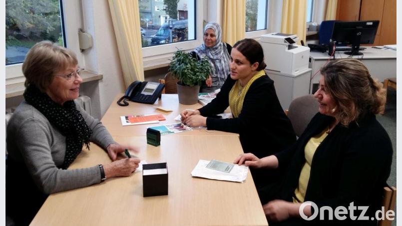 Dr. Renate Waller (links) bei der Beratung der Klienten. Bild:  Irina Huber/exb