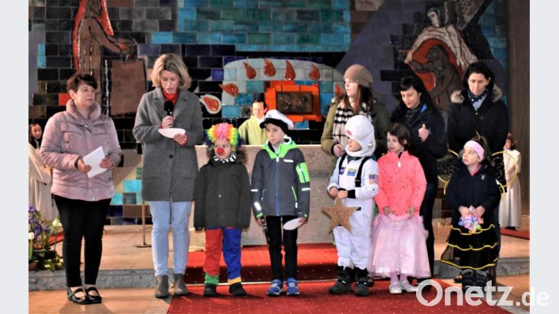 Als Astronaut, Polizist und Prinzessin verkleidet gestaltet die Kinder den Familiengottesdienst in der Grafenwöhrer Friedenskirche mit. Bild: rgr