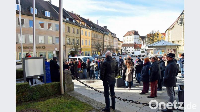 Die Verurteilung der Mordtaten in Hanau führte etwa 100 Demonstranten vors Rathaus. Bild: Andreas Royer