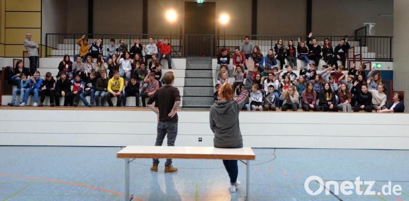 Die Darsteller Ole Bosse und Jessica Schilling (stehend) vom UE Theater Regensburg spielten an der Mittelschule Mitterteich das Stück „Ich bin doch kein Nazi“. Die Schüler waren aktiv in das Theater eingebunden. Bild: Mittelschule Mitterteich/exb