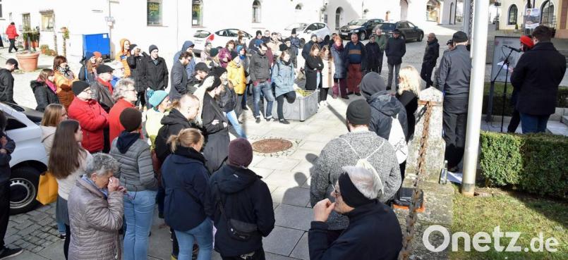 An die schrecklichen Ereignisse von Hanau erinnerte der Verein Punk e.V. bei einer Kundgebung vor dem Rathaus. Die Verlesung ihrer Namen rückte die Opfer in den Mittelpunkt. Bild: Andreas Royer