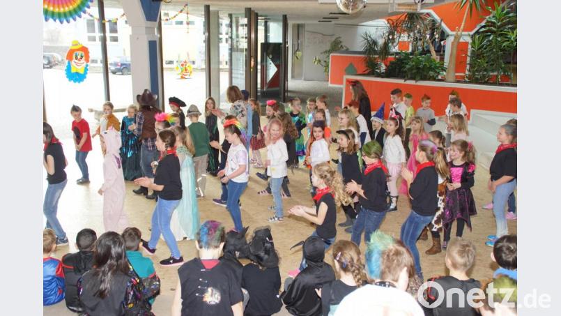 Auf dem Parkett in der Aula der Schule mischten sich auch die Kinder und Lehrerinnen unter die Mädchen der Kindertanzgruppe. Bild: mmj