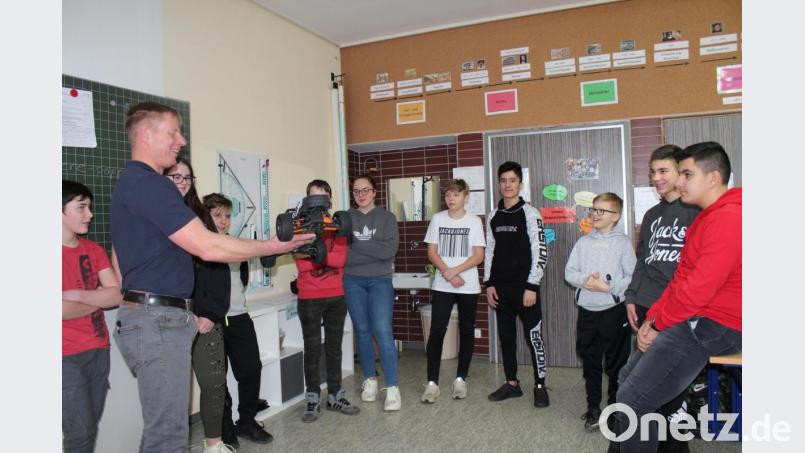 Jungen wie Mädchen zeigten großes Interesse an den Ausführungen von Thorsten Eckert über die Ausbildung zum Kfz-Mechatroniker. „Auch Mädchen sind bei uns erwünscht“, signalisierte der Betriebschef einer heimischen Kfz-Werkstatt. Anhand eines Modell-Autos erklärte er den Jugendlichen den Aufbau und die Funktion eines Kraftfahrzeugs. Klar machte er auch die Anforderungen an die Azubis. Einerseits sei Teamwork gefordert, andrerseits aber auch die Arbeit in Eigenverantwortlichkeit gefragt. Bild: cs