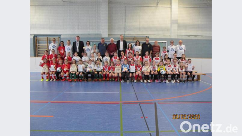 Die vier Mädchen-Mannschaften nach der Hallen-Fußball-Landkreismeisterschaft der Grundschulen von links: 1. Poppenricht, 2. Vilseck, 3. Auerbach und 4. Neukirchen mit (hinten, von links): Rektorin Janina Schmidt, Susanne Engelhardt, Bürgermeister Hans-Martin Schertl, Mädchentrainerin Stefanie Specht (Vilseck), Klaus-Dieter Seibold, Hans Grimm, Josef Göttlinger, Lehrerin Maria Danninger (Auerbach), Helmut Lippert, Michael Gradl (Ehrenvorsitzender des 1. FC Schlicht), Lehrerin Anthea Wagner (Neukirchen) und Karl Heinz Grollmisch. Bild: khg