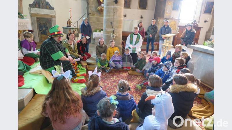 „Bin ich denn hier in einen Krabbelgottesdienst gelandet?“, wunderte sich der Clown (Jochen Gößl). Bild: jzk