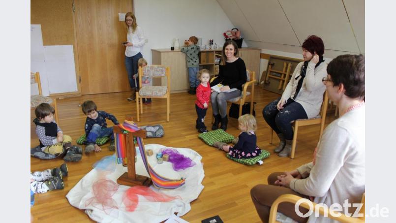 Ein bunter Altar und natürlich eine brennende Osterkerze - der Kindergottesdienst findet in gemütlicher Atmosphäre im evangelischen Gemeindehaus statt. Bild: fks