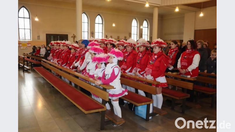 Neben Prinzengarde, Jugendgarde und Kindergarde ist auch der Elferrat zum Gottesdienst am Sonntag in St. Emmeram gekommen. Bild: wrm
