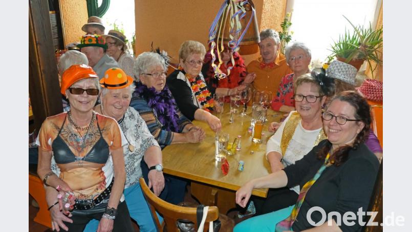 Am Rosenmontag wurde es eng in „Murphys Pilsstube“. Die Generation Ü50 feierte bis in den Abend hinein. Bild: nm