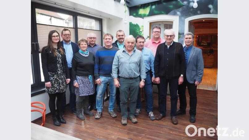 VdK-Kreisgeschäftsführerin Sarah Klos (links), Kreisvorsitzender Josef Rewitzer und Ehrenmitglied Josef Geigenmüller (von rechts) danken dem Vorstand um den wiedergewählten Vorsitzenden Harald Schlöger (Zweiter von links) für seine engagierte Arbeit für den Sozialverband und wünschen den Verantwortlichen weiterhin viel Erfolg. Die Geschicke des Ortsverbandes Schlammersdorf/Vorbach führen in den nächsten vier Jahren: (Dritte bis Neunter von links) Mathilde Will, Hans Meiler, Martin Melchner, Andreas Wiesnet, Georg Walberer, Manfred Melchner und Michael Wiesnet. Bild: wmi