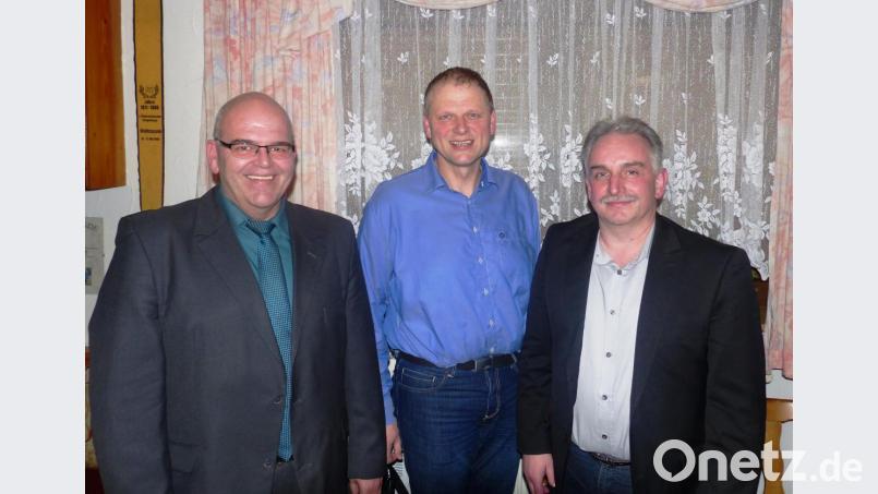 Die Ehrengäste bei der Jahreshauptversammlung: Bürgermeister Klaus Meyer und Kreisvorsitzender des Kreisverbandes Tirschenreuth Alexander Riedl mit dem Vorsitzenden des Musikvereins Josef Frank (von links). Bild: exb