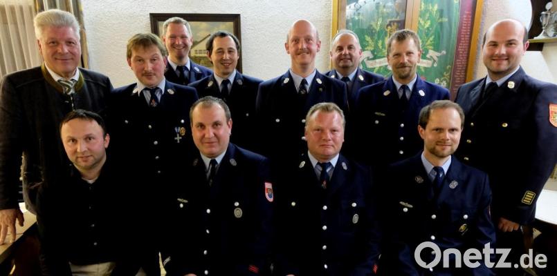 Bei der Feuerwehr Bergnetsreuth bricht mit dem neuen Vorstand (sitzend von links: Schriftführer Manfred Bock, 2. Vorsitzender Thomas Bock, 1. Vorsitzender Harald Kick und Kassier Josef Lindner) eine neue Ära an. Bild: le