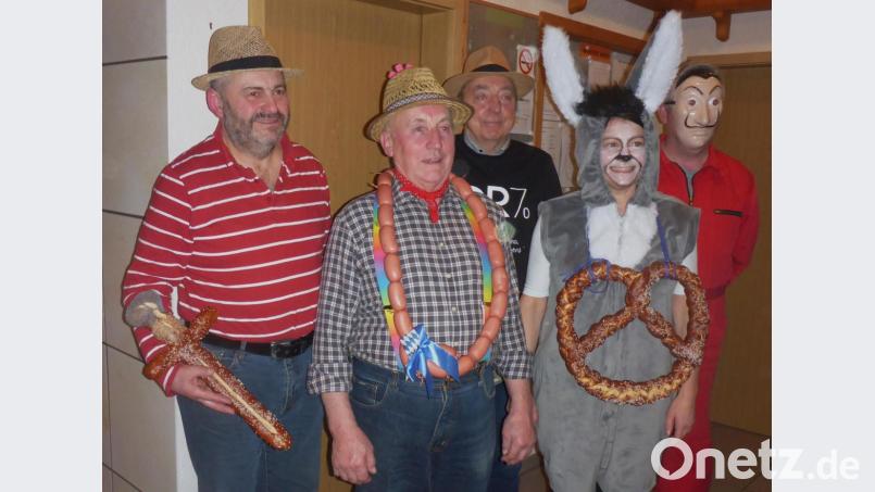 Sie sind in der Faschingszeit die Würdenträger bei der Schützengesellschaft Paulsdorf (von links): Alois Meiler, Robert Meiler, Robert Aschenbrenner, Sigrid Schörner und Schützenmeister Christian Schörner. Bild: rst