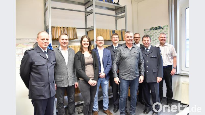 Über endlich ausreichend Platz für die Mitarbeiter freuen sich der Leiter der Zentralen Bearbeitungsstelle für Fahrgelddelike, Richard Seidl (Zweiter von links), sein Stellvertreter Bernd Rauer (Vierter von rechts), Pater Benedikt (Dritter von rechts) und Leitender Polizeidirektor Uwe Landgrebe (Zweiter von rechts). Bild: exb