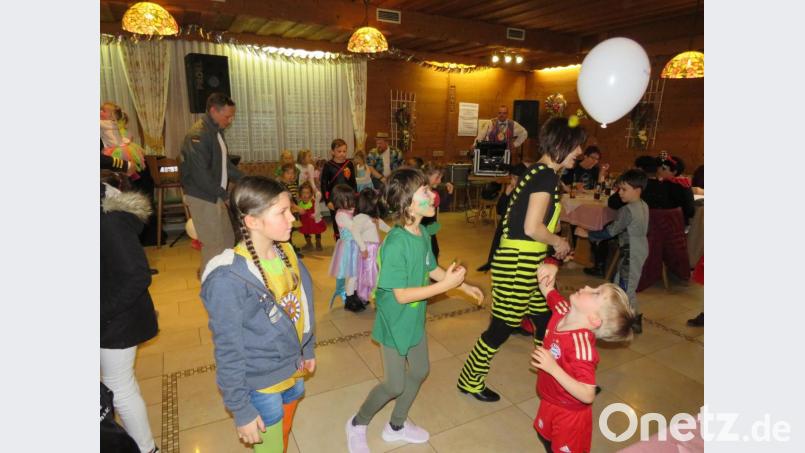 Die Kids haben Spaß beim Kinderfasching. Bild: adj