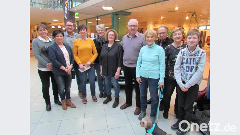 Strahlende Gesichter bei der Spendenübergabe an die Vertreter von Donum Vitae, Gisela Schaller, und der Kinderkrebshilfe, Herbert Putzer (Bildmitte). Mit dabei Rita Brüderer (Vierte von links) und der Geschäftsführer des City-Center Weiden, Phillip Kaufmann (Dritter von links). Bild: exb