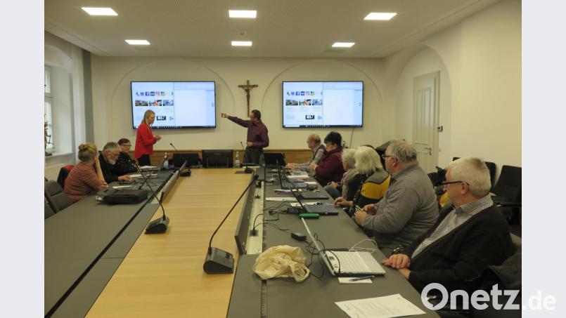 Jürgen Blumberg (vorne stehend) und Stefanie Baier (vorne links) halfen den Senioren beim Umgang mit ihrem Laptop. Bild: jzk